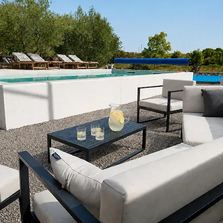 Tonivale - Heated Pool, Padel & Meeting 3* Skrbcici